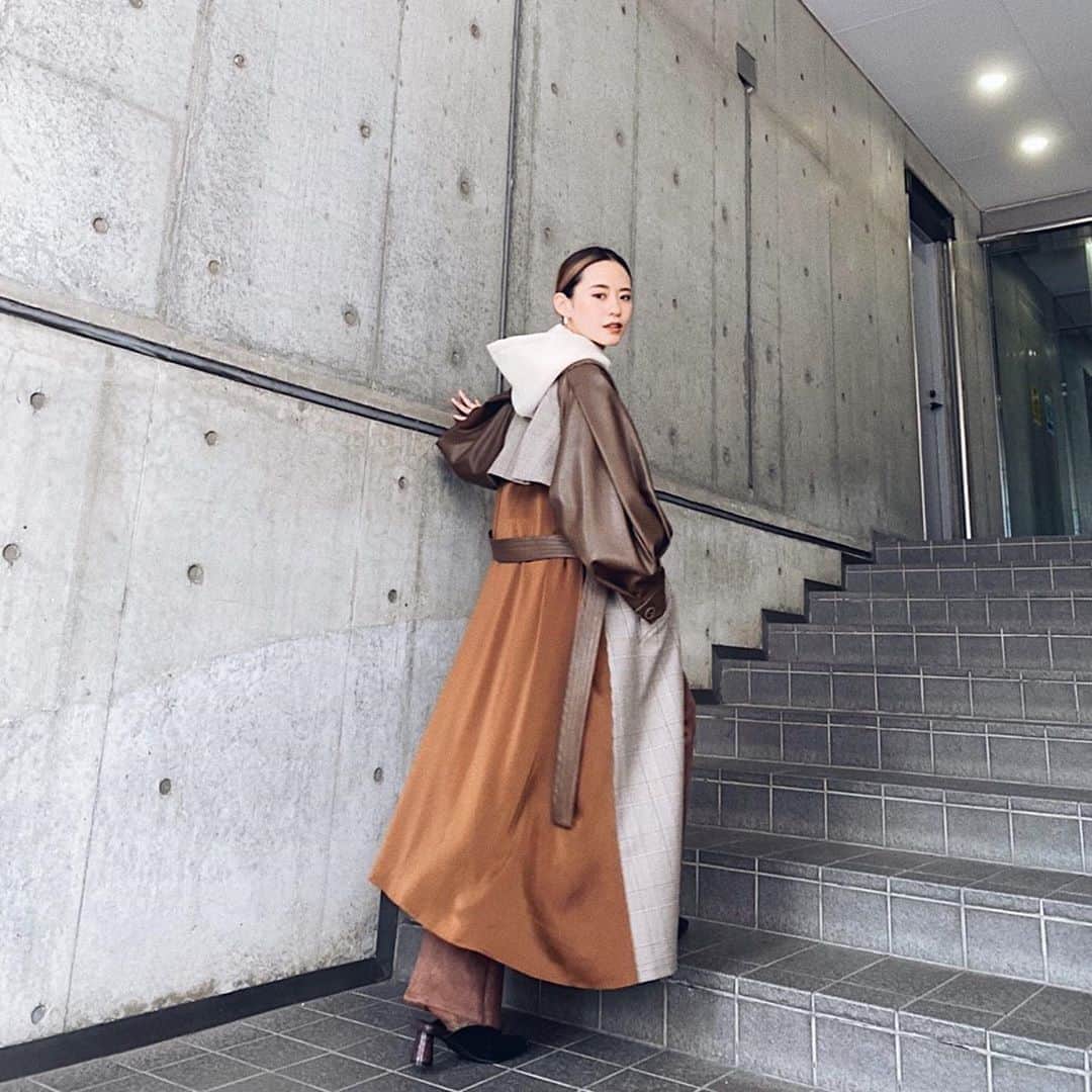 関本香里さんのインスタグラム写真 - (関本香里Instagram)「ㅤㅤㅤ ☑︎マテリアルMIXトレンチコート この秋イチオシのトレンチコート。 いろんな素材がMIXされたデザインは MURUAならでは。 後ろ見頃はサテン素材でフェミニンさも プラスしてくれるので かっこよくも、女性らしくも着用頂けます❤️ #murua」8月30日 20時22分 - kaori_sekimoto_