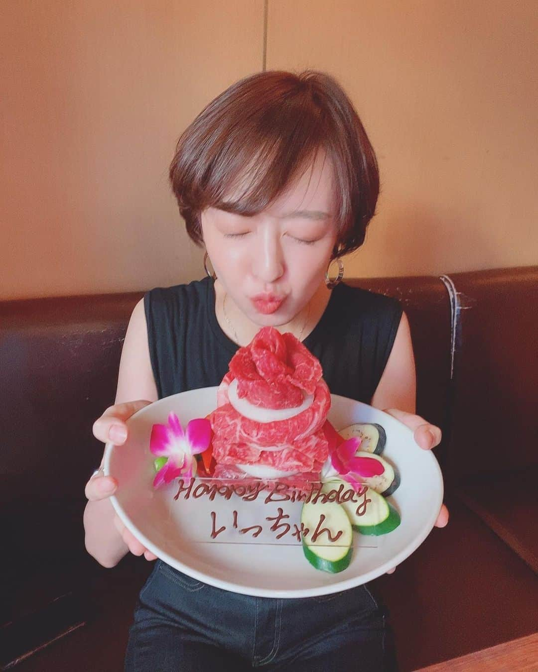 福田樹さんのインスタグラム写真 - (福田樹Instagram)「2020年8月29日🎂 ・ 誕生日くらいはいいよね🥺ってことで存分に遊んできました！！ バースデーディナーは恒例の焼肉！お肉ケーキ用意してくれてた😢💕美味しかったぁ〜🤤 そしてBARに移動してドアを開けたら…ぱんぱんぱーーん！🎉と思いっきりお祝いムードで迎えてくれてびっくり😭 ここまででも本当に嬉しかったのに、更なるビッグサプライズが待っていて…ここで遂に大号泣😭😭😭喜びが渋滞して嬉しすぎてちょっとよく分からない感情になりました笑 ・ 人生の中でも、絶対に忘れられない幸せすぎる誕生日を過ごさせてくれた親友ちゃんや協力してくれた友達には本当に感謝しかない😭✨✨✨ しばらく幸せな余韻に浸りたいと思います…☺️ ・ ※消毒などはもちろん徹底した上で楽しみました♪ ・ #誕生日 #焼肉の日 #サプライズ #幸せ #ありがとう #泣きすぎて目パンパンです。笑 #birthday #bestfriend  #love #happybirthday」8月30日 20時23分 - itsukifukuda