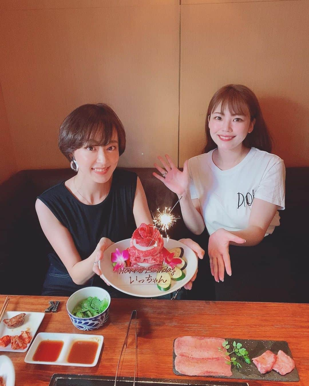 福田樹さんのインスタグラム写真 - (福田樹Instagram)「2020年8月29日🎂 ・ 誕生日くらいはいいよね🥺ってことで存分に遊んできました！！ バースデーディナーは恒例の焼肉！お肉ケーキ用意してくれてた😢💕美味しかったぁ〜🤤 そしてBARに移動してドアを開けたら…ぱんぱんぱーーん！🎉と思いっきりお祝いムードで迎えてくれてびっくり😭 ここまででも本当に嬉しかったのに、更なるビッグサプライズが待っていて…ここで遂に大号泣😭😭😭喜びが渋滞して嬉しすぎてちょっとよく分からない感情になりました笑 ・ 人生の中でも、絶対に忘れられない幸せすぎる誕生日を過ごさせてくれた親友ちゃんや協力してくれた友達には本当に感謝しかない😭✨✨✨ しばらく幸せな余韻に浸りたいと思います…☺️ ・ ※消毒などはもちろん徹底した上で楽しみました♪ ・ #誕生日 #焼肉の日 #サプライズ #幸せ #ありがとう #泣きすぎて目パンパンです。笑 #birthday #bestfriend  #love #happybirthday」8月30日 20時23分 - itsukifukuda