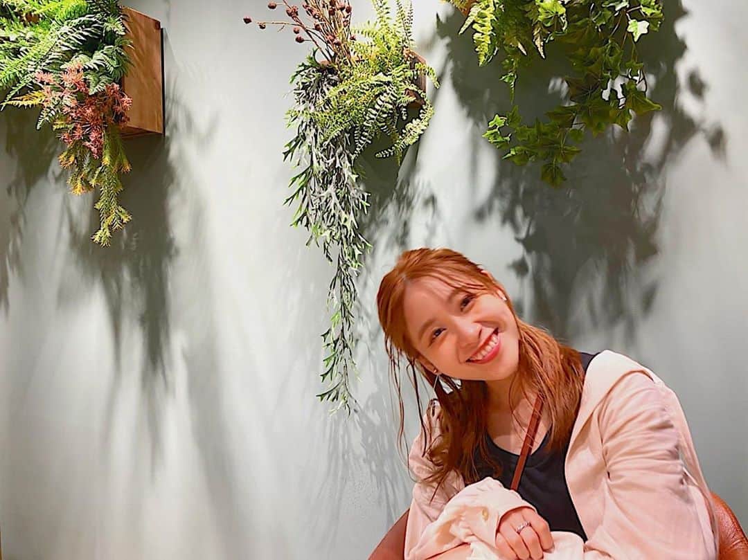 のインスタグラム：「明日はとっても朝が早く、 そしてすごく楽しみな お仕事へ🌟🌙 今日はめちゃくちゃ 野菜食べたんだけど 友達から ラーメンの写真送られてきて ラーメン 食べたくなってきた🥺(笑)  魚介豚骨さいきん 食べてないんですが すごく欲しています！  おすすめのお店ありますか🧡？」