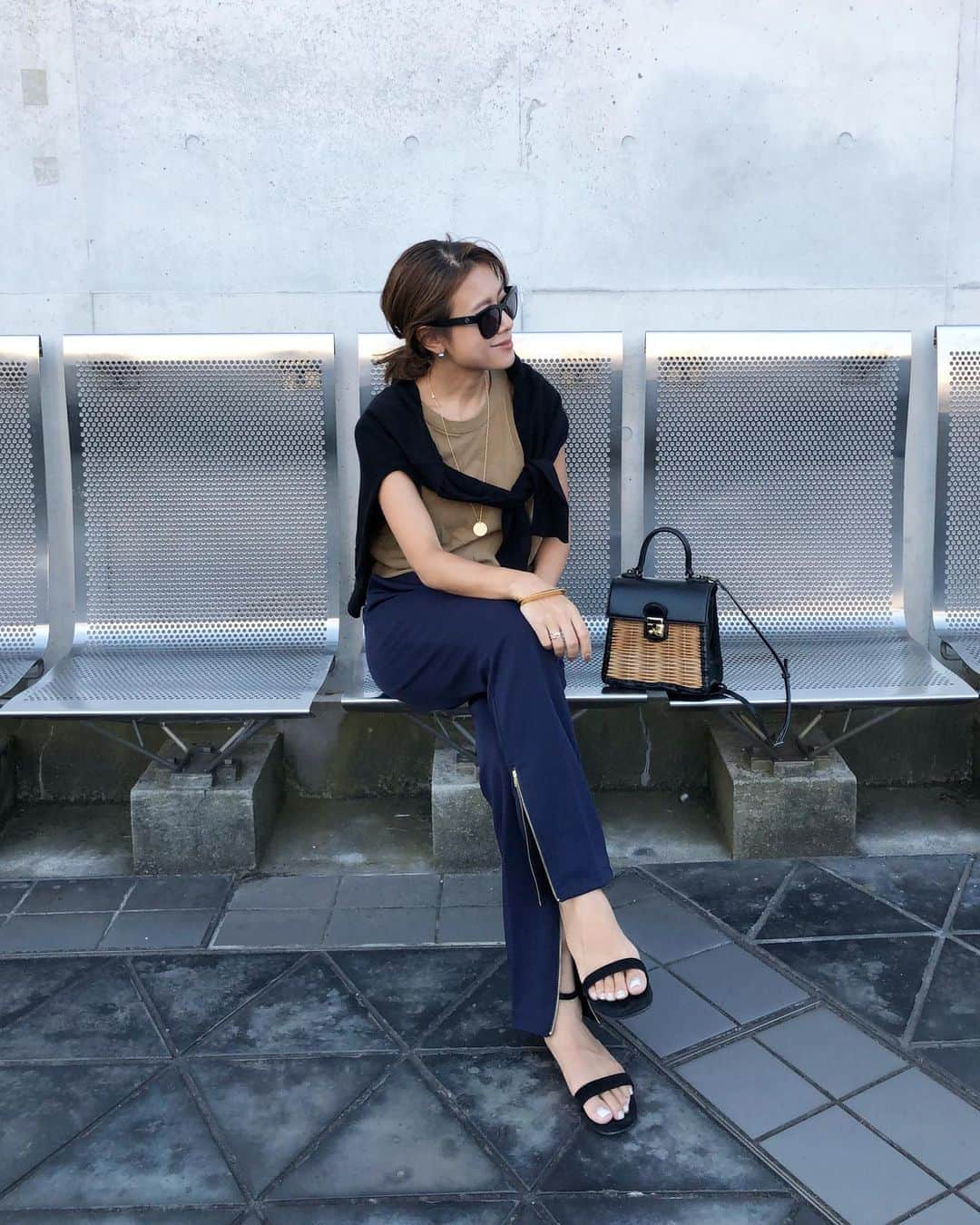 yukoさんのインスタグラム写真 - (yukoInstagram)「2020.8.30 ・ ８月最後の週末はプールへ 日差しが強すぎて更にこんがり🌚 ・ tops #aton pants.necklace #damefrank bag #ebagos sandal #baldan」8月30日 20時34分 - sa_youu