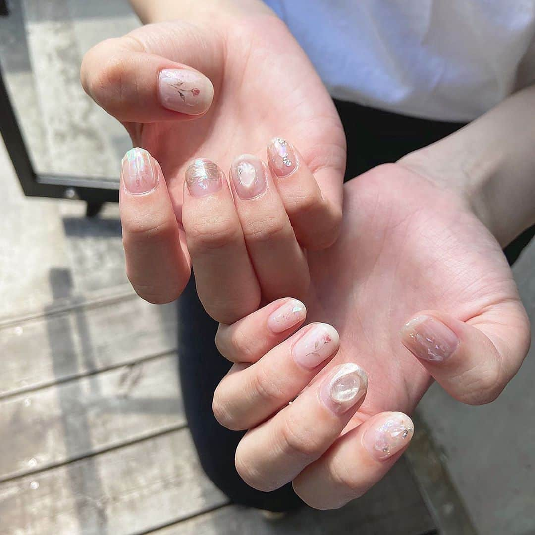 米徳京花さんのインスタグラム写真 - (米徳京花Instagram)「🤍 　 new nail…♡ 　 クリアネイルにオーロラが混ざってる🍨 天然石もかわいくてずっと眺めちゃう🙈 　 似合ってる？？ 　 　 #ネイル #nail #表参道ネイル」8月30日 20時34分 - miss2chuo__2020