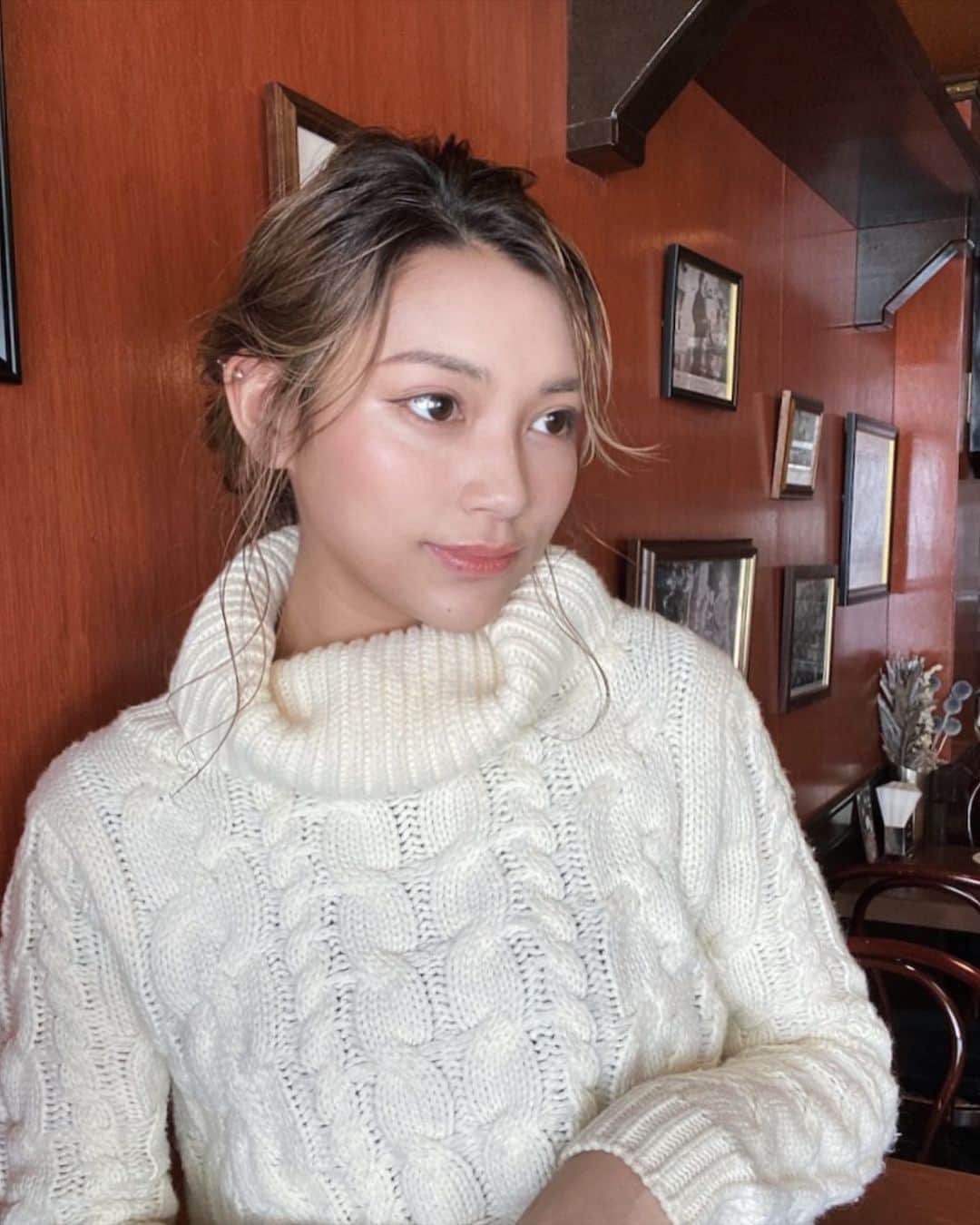 えまぽち(穂波エマ)のインスタグラム：「どっちが好きですか？  どっちもいつもの自分と違いすぎるメイク💄 どっちも裸眼で1枚目の方に関してはほぼ化粧してないザ・清楚。  メイクってすごい  #投稿したらまた画質おちた」