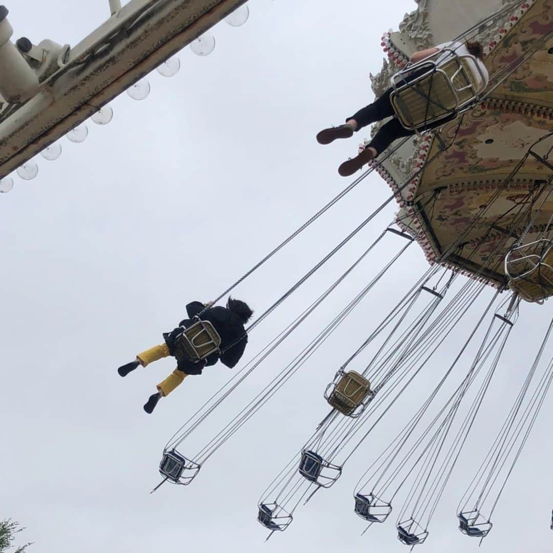 松浦志穂のインスタグラム：「7月頭頃にとしまえん🎡ウェーブスインガーに乗ってるとこ。どことっても曇天☁️ ・ #黄色パンツ🩳 #としまえん #乗ってる間はずっと空見るとあまり酔わない #曇天 #この日3回くらい乗った #これは貸し切り状態ではなかった時」