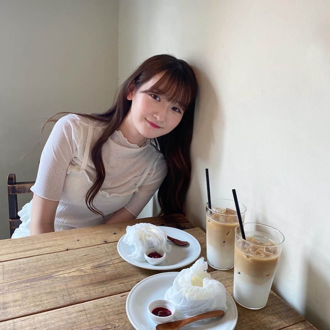 近藤あさみのインスタグラム：「カフェ巡りにハマってる🧁𖠚ᐝ 2枚目は私のLINEのトプ画だからおそろいしよ🥰 ・ ・ ・ ・ #cafe #カフェ #カフェ巡り」