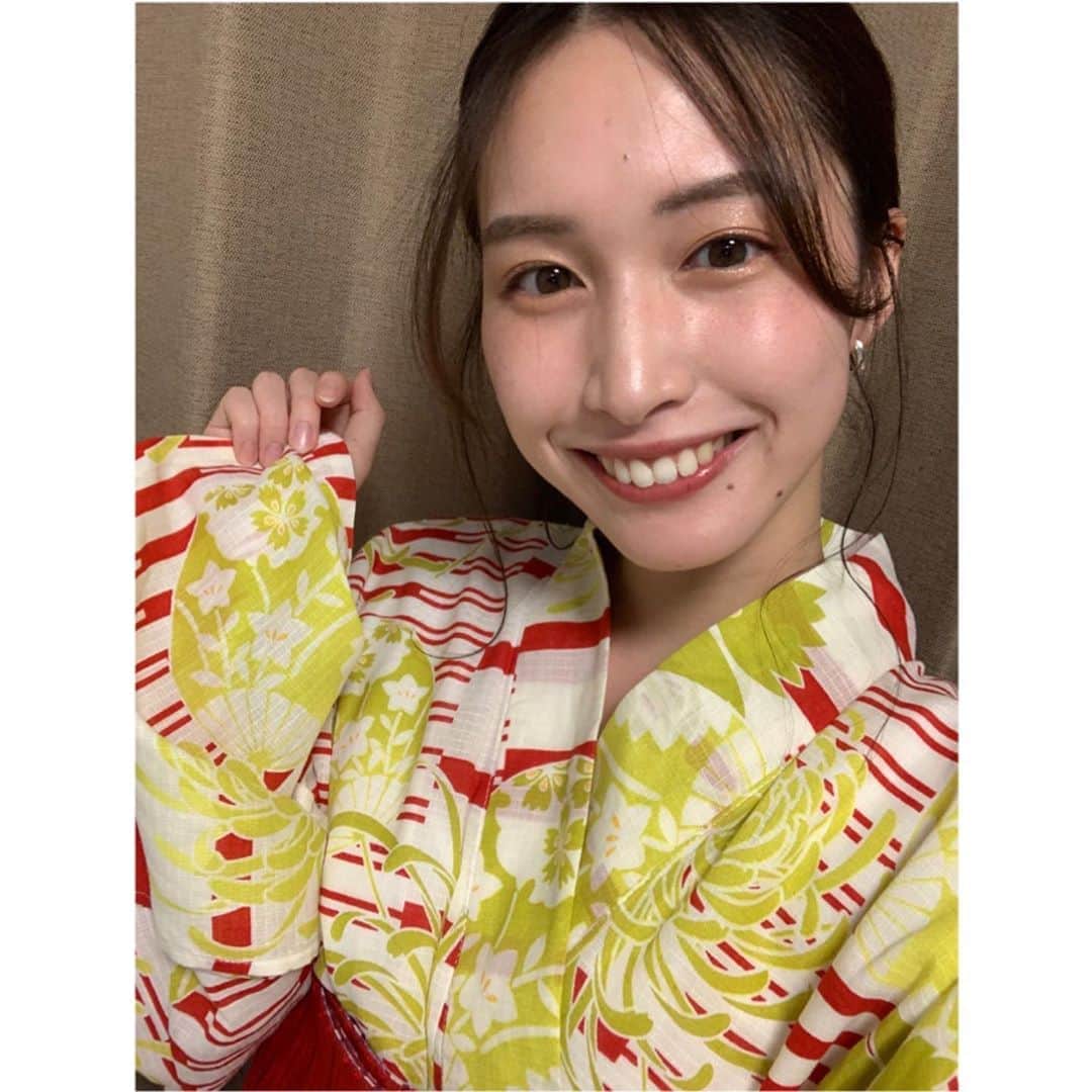 糸川菜央のインスタグラム：「こんばんは！  明日で8月も終わり…早すぎ…😭  今年は花火大会も夏祭りもなくて…浴衣を着れないなんて嫌だ！！！ということ先日浴衣配信しました😳  自分で着付けと髪の毛をやったからあまり綺麗ではないけど…夏のおわりに浴衣着れてよかった✊🏻  ※写真だと反転してるけどちゃんと右前で着てます✨  今日も #なおポチ 待ってます✨  そしてマイスタのイベントも本日23：59までです！チアとギフトで応援お願いします✊🏻🔥  #ミス学習院コンテスト2020 #ミス学習院 #学習院大学 #ミスコン #大学ミスコン #2020 #浴衣 #日本 #和服 #夏 #夏祭り #花火大会 #花火」