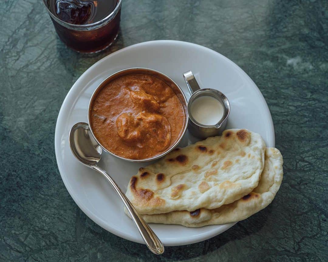 Nanaのインスタグラム：「butter chicken 今日はバターチキン。 昨日はキーマカレー笑  今日のはとてもシンプルで ターメリック パプリカ シナモン カルダモン クローブ カスリメティ 生姜に、鶏肉、トマトピューレと 塩とギーを入れて 生クリームも少し。」