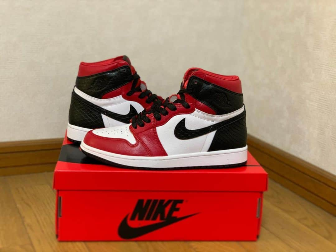 倉島大地さんのインスタグラム写真 - (倉島大地Instagram)「「Air Jordan1 Retro High OG "Satin Red"」🐍🟥 . . 個人的な今年一キタな😏 . . 「都会の喧騒に精神をすり減らす平日を乗り越えた先の金夜の健康ランドで生存確認をする働きマンな彼」のような一足。 . #空想キックス #このタイプは信頼できる友達はごく少数 #あと有名どこの漫画は全部読んでる #あとつい最近jyパークとはってGoogleに聞いてた #あと会社では口数少ないけど地元飲みで本領発揮するタイプ　 #あくまで空想ですが」8月30日 20時36分 - kurapi1