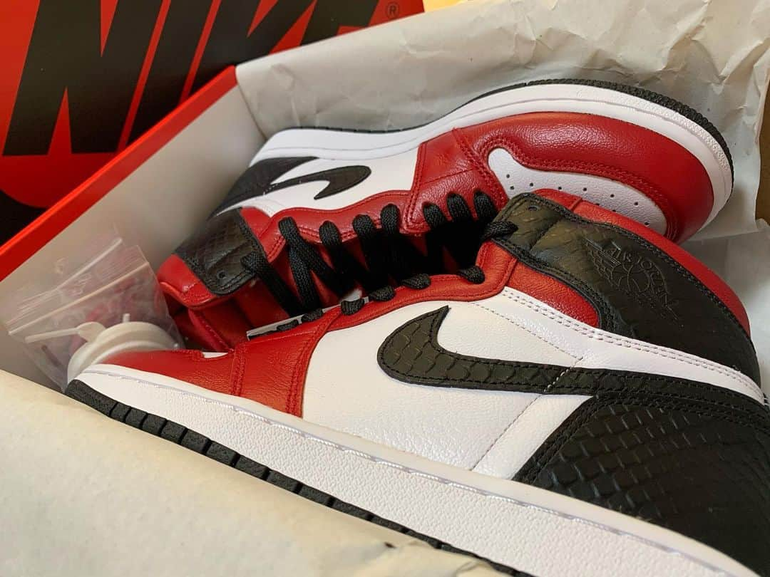 倉島大地さんのインスタグラム写真 - (倉島大地Instagram)「「Air Jordan1 Retro High OG "Satin Red"」🐍🟥 . . 個人的な今年一キタな😏 . . 「都会の喧騒に精神をすり減らす平日を乗り越えた先の金夜の健康ランドで生存確認をする働きマンな彼」のような一足。 . #空想キックス #このタイプは信頼できる友達はごく少数 #あと有名どこの漫画は全部読んでる #あとつい最近jyパークとはってGoogleに聞いてた #あと会社では口数少ないけど地元飲みで本領発揮するタイプ　 #あくまで空想ですが」8月30日 20時36分 - kurapi1