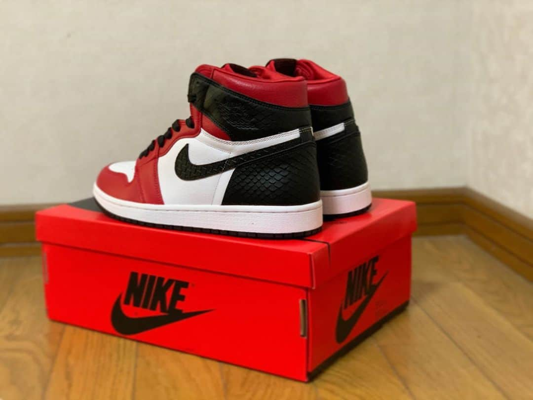 倉島大地さんのインスタグラム写真 - (倉島大地Instagram)「「Air Jordan1 Retro High OG "Satin Red"」🐍🟥 . . 個人的な今年一キタな😏 . . 「都会の喧騒に精神をすり減らす平日を乗り越えた先の金夜の健康ランドで生存確認をする働きマンな彼」のような一足。 . #空想キックス #このタイプは信頼できる友達はごく少数 #あと有名どこの漫画は全部読んでる #あとつい最近jyパークとはってGoogleに聞いてた #あと会社では口数少ないけど地元飲みで本領発揮するタイプ　 #あくまで空想ですが」8月30日 20時36分 - kurapi1