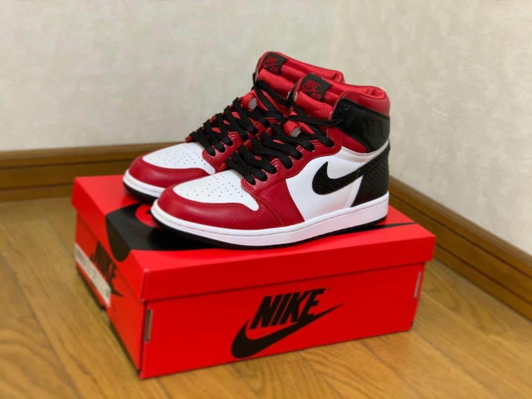 のインスタグラム：「「Air Jordan1 Retro High OG "Satin Red"」🐍🟥 . . 個人的な今年一キタな😏 . . 「都会の喧騒に精神をすり減らす平日を乗り越えた先の金夜の健康ランドで生存確認をする働きマンな彼」のような一足。 . #空想キックス #このタイプは信頼できる友達はごく少数 #あと有名どこの漫画は全部読んでる #あとつい最近jyパークとはってGoogleに聞いてた #あと会社では口数少ないけど地元飲みで本領発揮するタイプ　 #あくまで空想ですが」