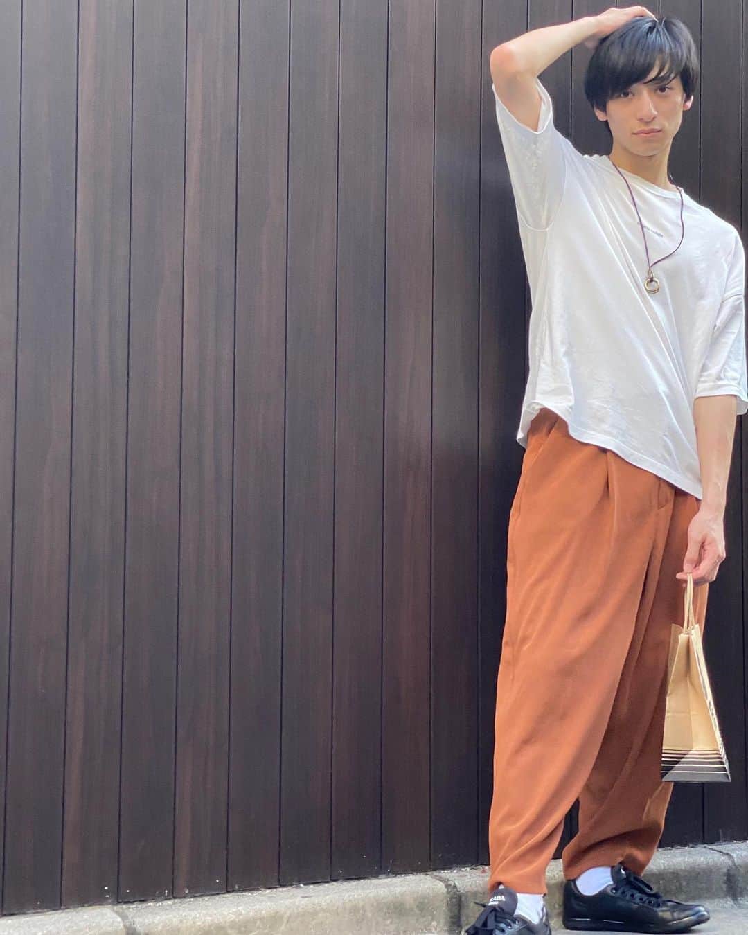 岡田翔大郎のインスタグラム：「10月号のRay見ていただけましたか？ . . 写真は少し前に買い物に行ったときのやつ✌️」
