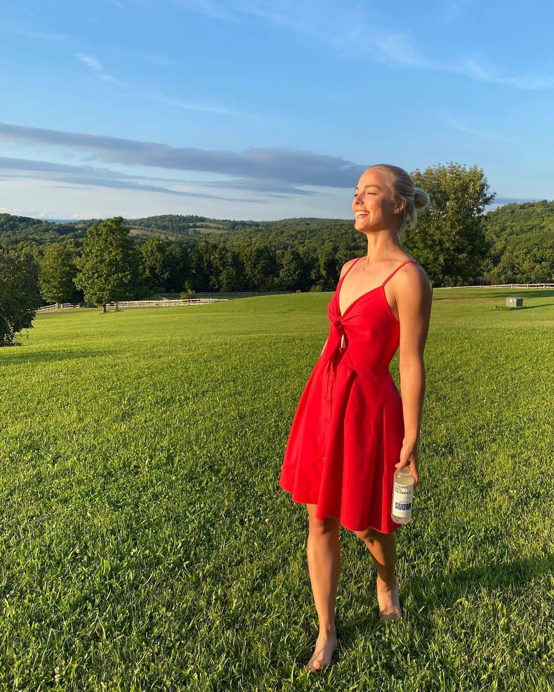 キーラ・コルピのインスタグラム：「Mikään ei ehkä voita Suomen kesää ja luontoa, mutta on täällä New Yorkin osavaltiossakin tosi kauniita paikkoja 💚 Ihania loppukesän hetkiä kaikille! 😘  #kaupallinenyhteistyö #vitaminwellsuomi」