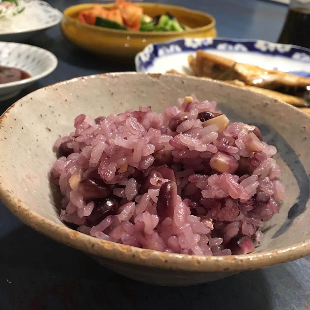 のインスタグラム：「ファーマーズマーケットで売ってた「もちもち太郎パープル」という品種。「昔のトウモロコシのようなもちもち感」とあれば昔のトウモロコシファンとしては買うしかない。炊き込むとお赤飯のようになるというのでやってみたら、酒のつまみになりそうなごはんになった。明日は「昔」をさらに堪能すべくシンプルに茹でて食べてみます。」