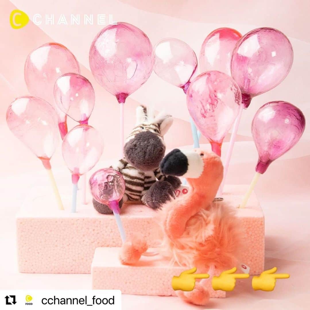 NICI JAPANさんのインスタグラム写真 - (NICI JAPANInstagram)「. . @cchannel_food 様の投稿で NICIキーリングを使用していたいだきました🙌 素敵な写真です😍✨ ご紹介くださりありがとうございました🦩🦓🧡 . #nici #ニキ  . #Repost @cchannel_food with @make_repost ・・・ 乙女心くすぐるピンクのスイーツ４選🦄💓 . Follow ME!! @cchannel_food Please check this account @cchannel_girls and C CHANNEL app! . 簡単すぎる！プクッとキャンディバルーン♡ ■材料 ・水…50ml ・砂糖…200g ・着色料…赤、青 ・水飴…190g . ■手順　 1. お鍋に砂糖、水飴、水を入れて強火で加熱し、お好みの着色料で色つけしたら、泡が小さくなるまで中火で加熱する 2. 少し冷ましてからストローの先に1の飴をつける 3. 空気入れで飴を回しながら膨らませ、完成です！ . ぬいぐるみ:NICI(ニキ) 制作：三浦綺子 . . 押して食べてね♡映え度100%のプッシュアップポップス♡♡ ■材料 ・卵…2個 ・砂糖…40g ・薄力粉…50g ・バター…大さじ1 ・ホイップクリーム…適量 ・お好みのフルーツ…適量 ・フードカラー（ピンク）…適量 . ■手順 1. ボウルに卵黄、砂糖半量を加えて白っぽくなるまでミキサーにかける。薄力粉を振るい入れて混ぜ合わせる 2. 別ボウルに卵白、残りの砂糖でメレンゲを作る。1に2回に分けて混ぜ合わせる。溶かしバターを加えて混ぜ合わせたら3つに分ける 3. 2にグラデーションがつくように着色料を入れて混ぜ合わせる 4. 型に3をそれぞれ流して190度のオーブンで15分焼く 5. 4のケーキをくり抜いて容器に入れてホイップクリームを絞る。途中でお好みのフルーツを入れる 6. 一番最後はホイップクリームを絞ってラズベリー乗せて完成です . 制作：三浦綺子 . . 外はカリッと、中はジュワッと♡ゆめかわチュロス ■材料 ・水…1カップ ・バター…70g ・砂糖…40g ・塩…少々 ・薄力粉…200g ・卵…2個 ・ホワイトチョコボール…6個 ・カラーシュガー . 水色　 ■手順 1. お鍋に水、バター、塩、砂糖を入れて沸騰させる 2. 薄力粉をいっぺんに加えて粉気がなくなるまで木ベラで混ぜる 3. ２つに分けて卵とピンクと紫の着色料を1個ずつ入れてよく練る 　 4. 絞り袋に3を入れて土台部分を絞ってホワイトチョコボールを乗せてその周りをさらに生地を絞って冷凍庫で凍らせる 5. 4を油できつね色になるまで揚げる　 6. アイシングクリームにつけてからカラーシュガーで色付けをして完成です . 制作：三浦綺子 . . 乙女心くすぐる♡ピンクのティラミス . ■材料 ・卵…3個 ・砂糖…70g ・マスカルポーネ…250g ・ビーツ…100g ・生クリーム…90g . ビーツシロップ ・水…50ml ・ビーツ…50g ・レモン汁…小さじ½ ・砂糖…10g . ・スポンジ…100g ・ビーツパウダー…適量 . ■手順 下準備：卵白に砂糖20gを2回に分けて加えしっかりしたメレンゲを作る。 1.ビーツ、水、砂糖10g、レモン汁を鍋に入れて沸騰させてから冷ます 2.卵黄に砂糖50gを加えてもったりするまで混ぜる。マスカルポーネ、ビーツを加えて混ぜ合わせる 3.2に7分立にした生クリームを加えて混ぜ合わせる 4.3にメレンゲを加えて混ぜ合わせる 5.容器の底にスポンジを敷き、2のビーツシロップをかける。4のクリームを乗せる。 さらにスポンジ、シロップ、クリームの順に乗せたら冷蔵庫で1時間冷やす 6.ビーツパウダーをかけて完成です . 制作：三浦綺子 . . #お菓子作り#手作りお菓子#スイーツ作り#手作りスイーツ#おうちカフェ#おうちおやつ#手作りおやつ#おうちスイーツ#フーディーテーブル#クッキングラム#インスタ映えスイーツ#カラフルスイーツ#映えスイーツ#ピンクスイーツ#カフェスイーツ#pushuppops#インスタスイーツ#甘党女子#スイーツテロ#チュロス#ティラミス#ケーキ作り#手作りケーキ#手作りティラミス#おうちcafe#スイーツレシピ#簡単スイーツ」8月30日 20時47分 - nici_japan