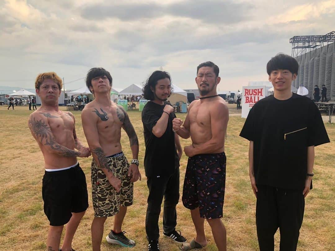 DJ松永さんのインスタグラム写真 - (DJ松永Instagram)「今年唯一の夏フェスRUSH BALL 2020、無事終了しました。フェスに携わった全ての皆さん、本当にありがとうございました。今日唯一撮った写真です。  #Kj #細美武士 #toshilow #CreepyNuts」8月30日 20時49分 - dj_matsunaga