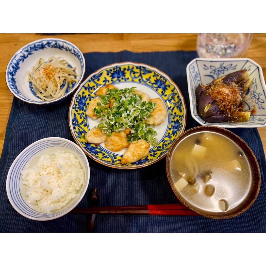 納富有沙のインスタグラム：「. Today's dinner😋😋 . . . お久しぶりの #とみーずキッチン 🍴💓 今日は ささみのねぎピーマンしらす塩ダレ もやしのナムル 蒸し茄子のおひたし しめじと揚げと豆腐のお味噌汁 白ご飯 でしたー！😊 . . . #dinner #dinnertime #dinnerathome #japanesefood #japanese  #japan #usa #actress  #クッキングラム #クッキング #手作り #おうちごはん #おうちご飯 #夜ご飯 #夜ご飯記録 #和食 #和食ごはん  #とみーずキッチン」