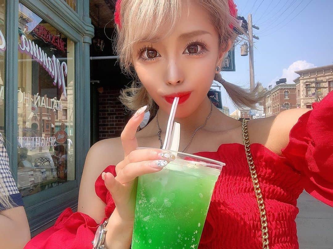 あんじゅのインスタグラム：「♡ ． 🕸\🌏USJ🌎/🕸 . れもんてぃーとお出掛けしてきた🍋💫 . 昔から先輩っ子で後輩とあんまり仲良くなれないタイプだったけど、最近の新人ちゃん達はみんな人懐っこくて話しかけてくれるので嬉しい･:*+.\(( °ω° ))/.:+笑 . . 実はとても人見知りでネガティブです🥱🥱🥱 ． ．  #Burlesque #バーレスク #バーレスク東京 #大阪 #バーレスク大阪 #北新地 #六本木 #キャバ嬢 #ホスト #歌舞伎町 #ダンサー #Japanesegirl #自発ください  #ギャルメイク #グラビア  #金髪ボブ #ギャル #加工厨 #ジャニオタ #スレンダー #エロ可愛い #ビキニギャル #撮影会 #雰囲気好きな人いいね #自撮り界隈 #1mmでもいいなと思ったらいいね #被写体  #USJ #ユニバ #ヲタ活」