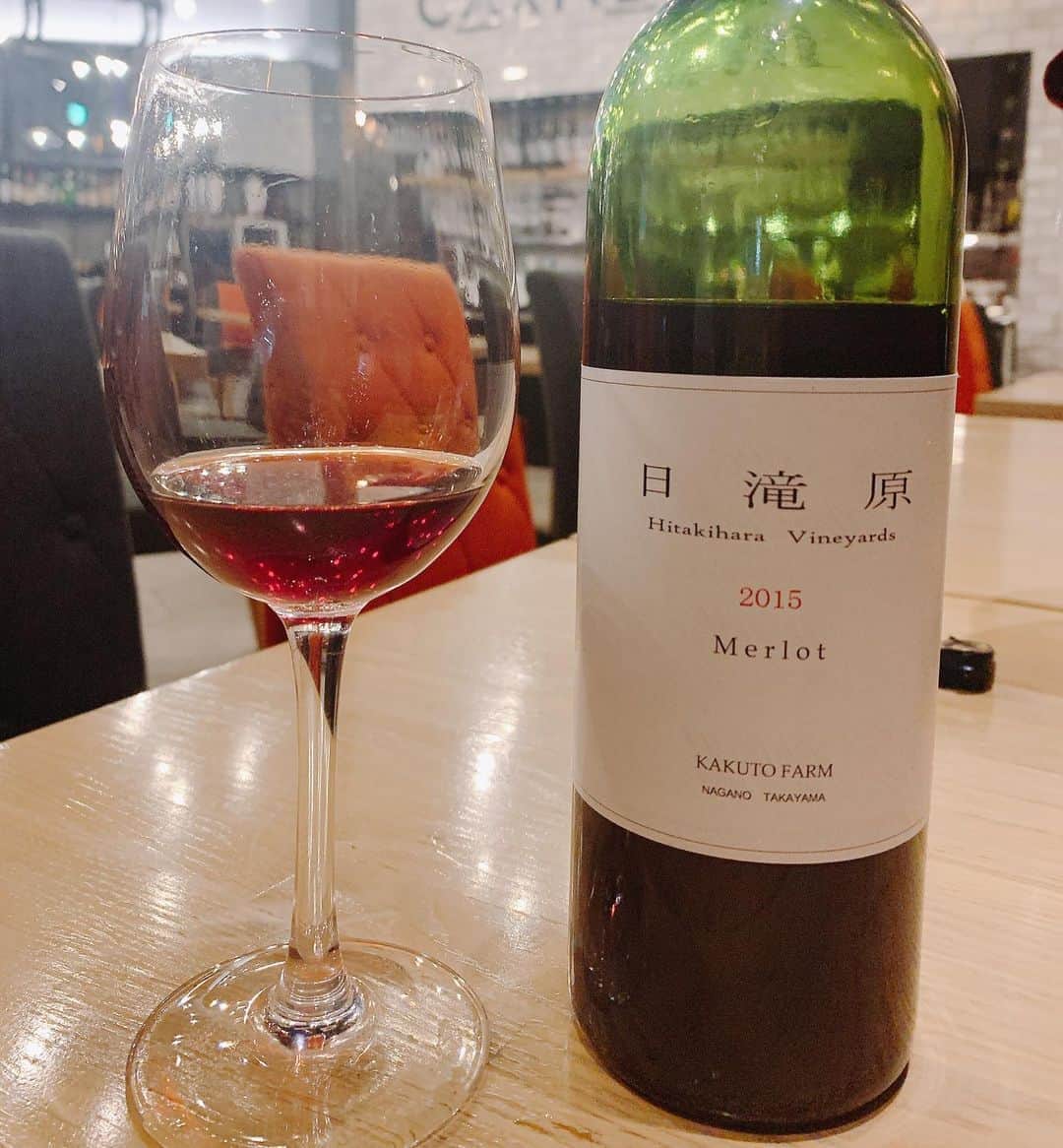 千代田唯さんのインスタグラム写真 - (千代田唯Instagram)「角藤農園🍷日滝原メルロー ・ 小布施ワイナリーが醸造している日滝原メルロー✨ こちらもやっと出会えた😭💕 透き通っているメルローで、綺麗な味わいです お肉にも和食にも合いそう🍷ちなみに私はステーキとゆずこしょうにあわせました✨ 日本ワインのこれからがとっても楽しみになる わくわくするワインでした✨ ワインが好きすぎて、最近色々情報が偏っているような。。🐰 みんなはワインのことで何か知りたいことはありますか？🍷💗  #小布施ワイナリー#角藤農園#メルロー#日本ワイン#ワインスタグラム#ワイン好きな人と繋がりたい#ミスワイン#ミスワイン2019#日本ワインを日常に#ワイン好き#ワイン女子#wine#japanesewine#instawine#長野県#winelover」8月30日 20時55分 - chiyodayui0920