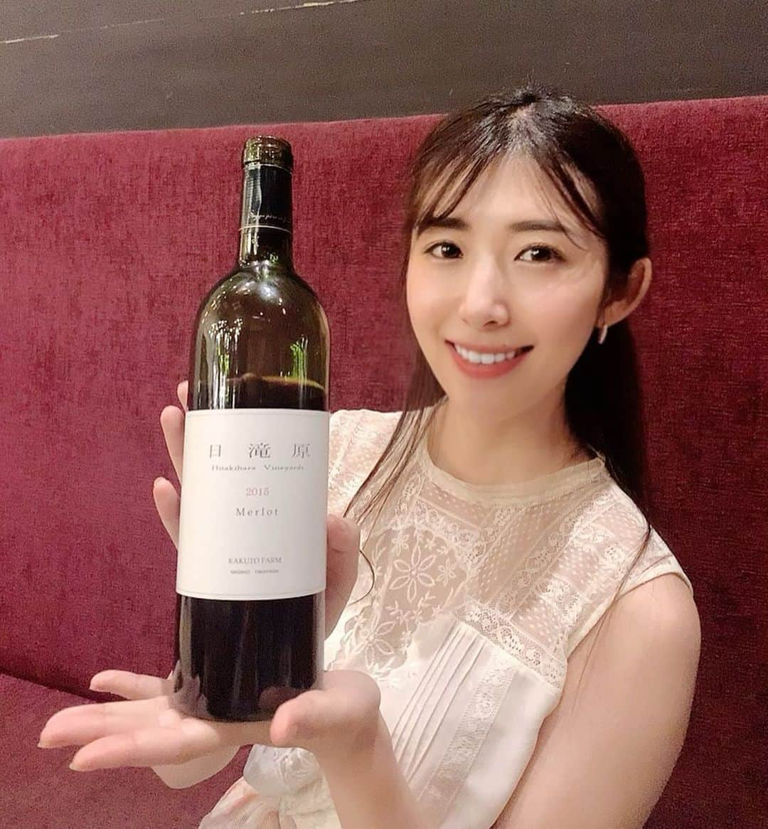 千代田唯さんのインスタグラム写真 - (千代田唯Instagram)「角藤農園🍷日滝原メルロー ・ 小布施ワイナリーが醸造している日滝原メルロー✨ こちらもやっと出会えた😭💕 透き通っているメルローで、綺麗な味わいです お肉にも和食にも合いそう🍷ちなみに私はステーキとゆずこしょうにあわせました✨ 日本ワインのこれからがとっても楽しみになる わくわくするワインでした✨ ワインが好きすぎて、最近色々情報が偏っているような。。🐰 みんなはワインのことで何か知りたいことはありますか？🍷💗  #小布施ワイナリー#角藤農園#メルロー#日本ワイン#ワインスタグラム#ワイン好きな人と繋がりたい#ミスワイン#ミスワイン2019#日本ワインを日常に#ワイン好き#ワイン女子#wine#japanesewine#instawine#長野県#winelover」8月30日 20時55分 - chiyodayui0920