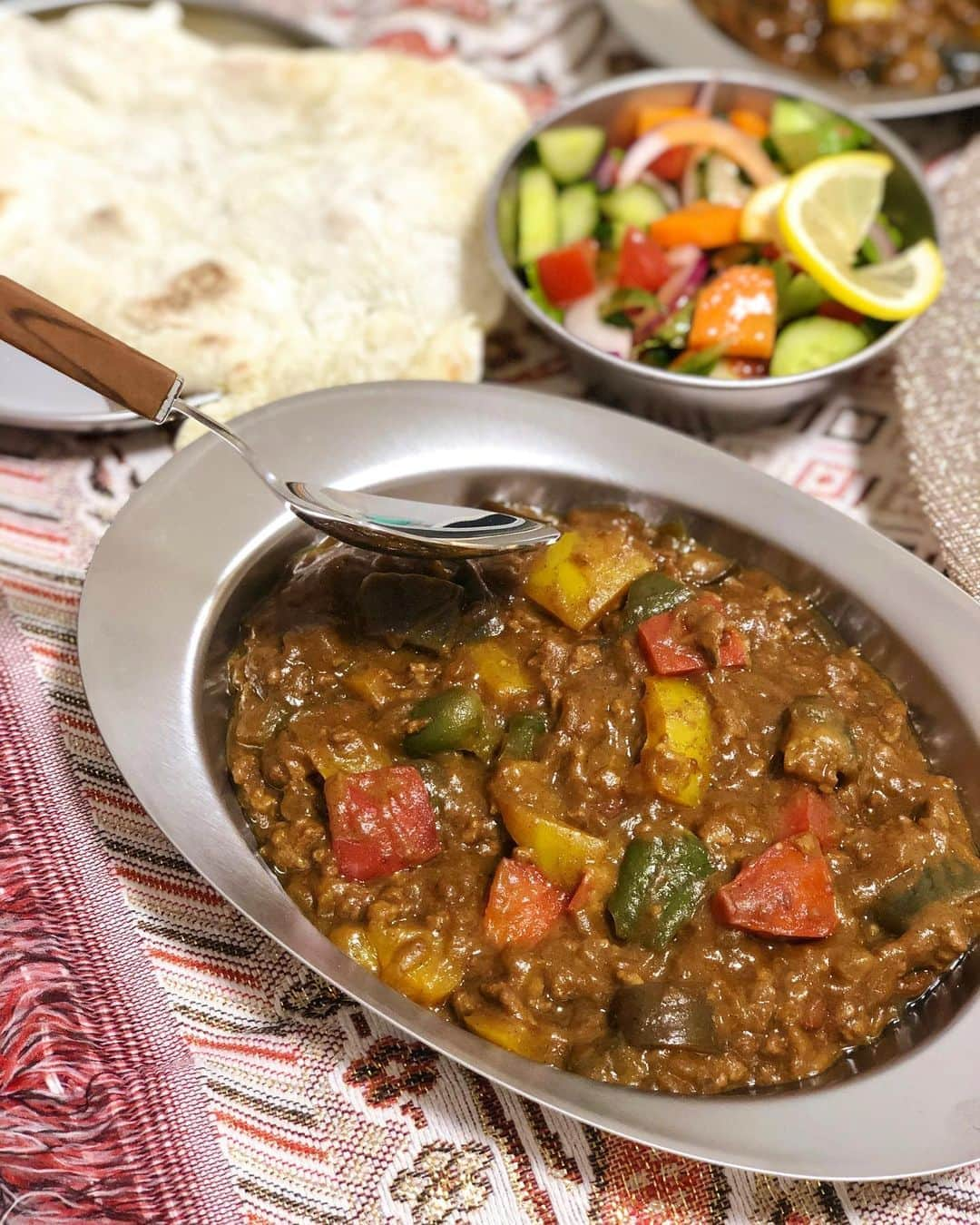 Manaさんのインスタグラム写真 - (ManaInstagram)「🇮🇳🍛🥕💕 インド料理ホームパーティー🥳 I had a Indian food party with my friends🍽 We challenged to make keema curry with plenty of vegetables. It was very delicious!! . 夏野菜たっぷりのヘルシーなインド料理に挑戦⭐️✨ . クミン、ターメリック、チリペッパー等 本格的にスパイスを使って作りました😊💗 . ナンは友人ふたりの手作りです♪ . . 〈メニュー〉 ♡夏野菜キーマカレー🍅🍆withナン ♡アルジラ(じゃがいもクミン炒め) ♡赤玉ねぎのアチャール(スパイスピクルス) ♡カチュンバー(スパイシーサラダ) ♡タンドリーチキン🍗 ♡チャイティー🥂 . . 初めての試みでしたが どれも美味しくでき満足でした♪ . 食器やテーブルクロスまでインド🇮🇳ぽく 拘って完成度を高められたので良かった❤️ . . こんな女子会やってみてほしいー！など 皆さんからのリクエストお待ちしています👩🏻‍🍳📝 . . #本格的 #インド料理 #インド #インドカレー #インディアン #キーマカレー #野菜たっぷり #ナン #アチャール #タンドリーチキン #チャイ #ヘルシーメニュー #エスニック料理 #homeparty #indianfood #indian #cookingram #indiancuisine #indiancurry #おうちごはん #ホームパーティー #クッキングラム #ディナー #女子会 #乾杯 #おうちカフェ #管理栄養士 #料理研究家 #楽しかった #夏の思い出」8月30日 20時59分 - mana.tcy