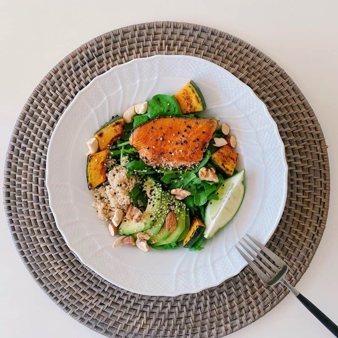 Risako Yamamotoさんのインスタグラム写真 - (Risako YamamotoInstagram)「Grilled salmon salad🧡🥑🍋🍃 ・ ルッコラをベースに、美容に良い食材ばかりのビューティサラダにしました♥︎ ・ レモンをキュッと絞って、オリーブオイルと塩胡椒だけで食べるのが1番すき😆 ・ ・ #wacchiskitchen #おうちごはん  #salad #saladlunch #サラダランチ #サラダ #healthylifestyle #healthyfood #わっちのサラダ #superfood #スーパーフード」8月30日 20時59分 - risako_yamamoto