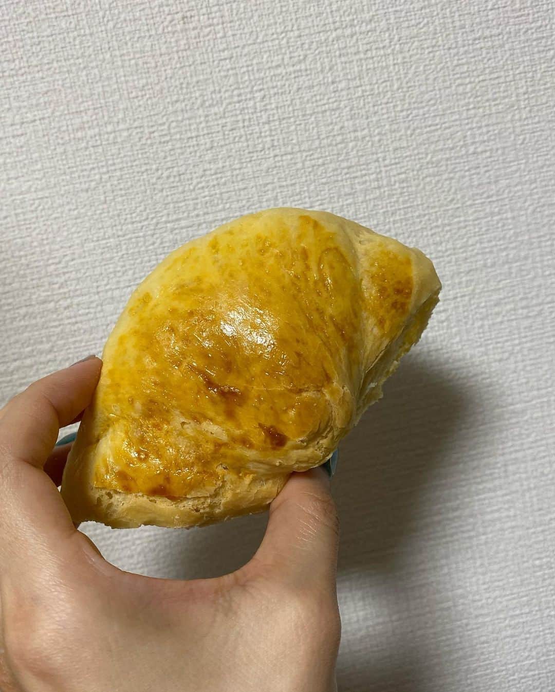 とくひされなさんのインスタグラム写真 - (とくひされなInstagram)「なんですかこれは。 #パン　#手作りパン　#ロールパンのつもり　#がうまく巻けず　#フォルムは　#カレーパンマン　#出来たらちぎりパン　#ちぎってやっと　#バターロール　#ほぼ事故」8月31日 7時55分 - renatokuhisa