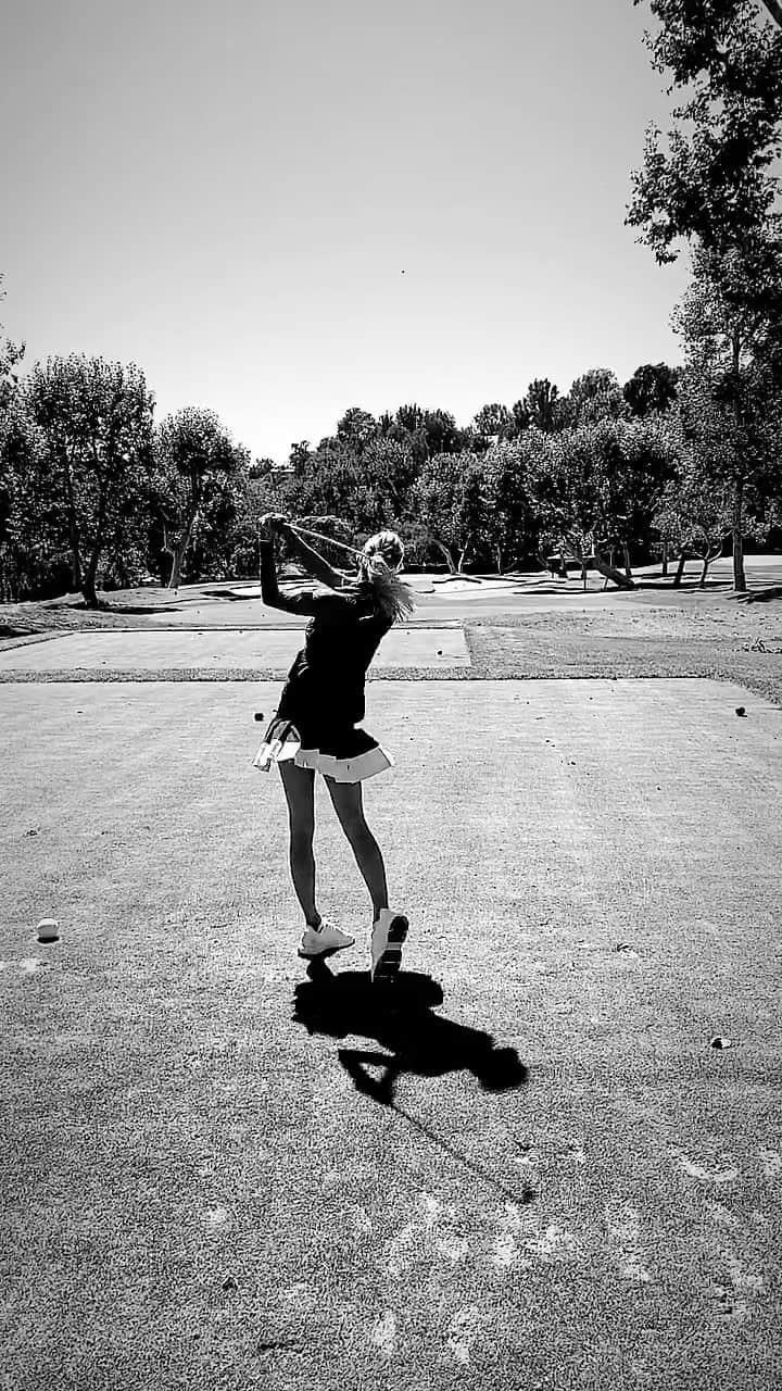 アンナ・ローソンのインスタグラム：「🖤🤍 @pxg 6 iron baby fade 🤍🖤」