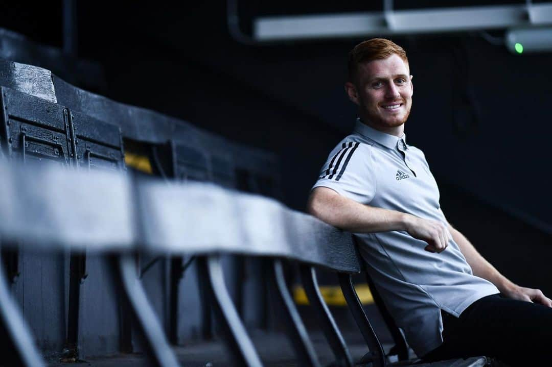 ハリソン・リードのインスタグラム：「SIGNED THE TING 📝  Over the moon to have signed for this club. I can’t wait to continue my journey here and push for more success! Last year was a special one but we’re just getting started! • • @fulhamfc」