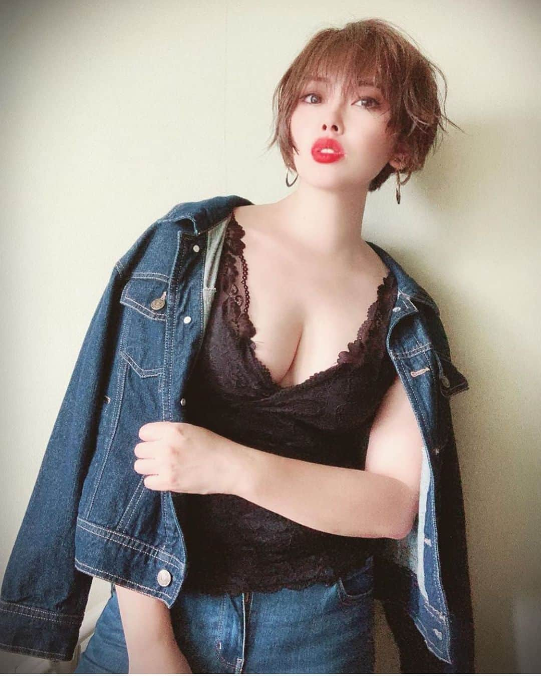 ちゃたさんのインスタグラム写真 - (ちゃたInstagram)「denim×denim  #fashion #denim #スタイリッシュ#ジャケットコーデ #ブルゾン#fashionista #カジュアル#大人カジュアル  #かっこいい#レース #fashionblogger #ハンサムショート #プチプラ #デニムコーデ #takeokikuchi #大人カジュアル #30代ファッション #レディースファッション #girlyfashion #casual #ショートヘア #今日のコーデ #mamagirl #邦ロック好きと繋がりたい #男前#coolhair #爽やか#instafashion #音楽好きな人と繋がりたい #テキトー」8月31日 6時30分 - c.h.a.t.a.13