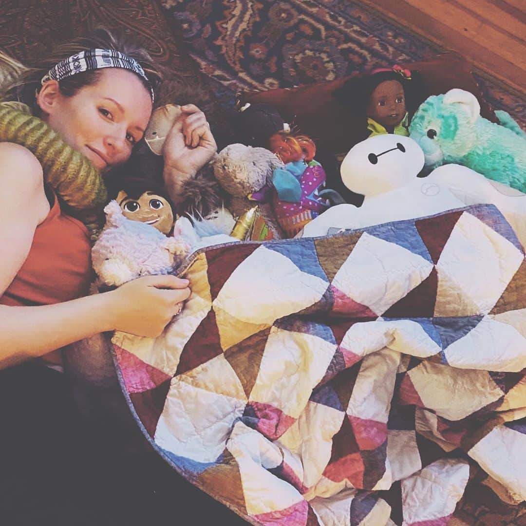 のインスタグラム：「I laid on the floor and my niece surrounded me with all “her friends”. I felt like a kid again. I felt peaceful.  In the middle of worldly chaos, I felt a moment of peace.  Here’s to stuffed animals.」