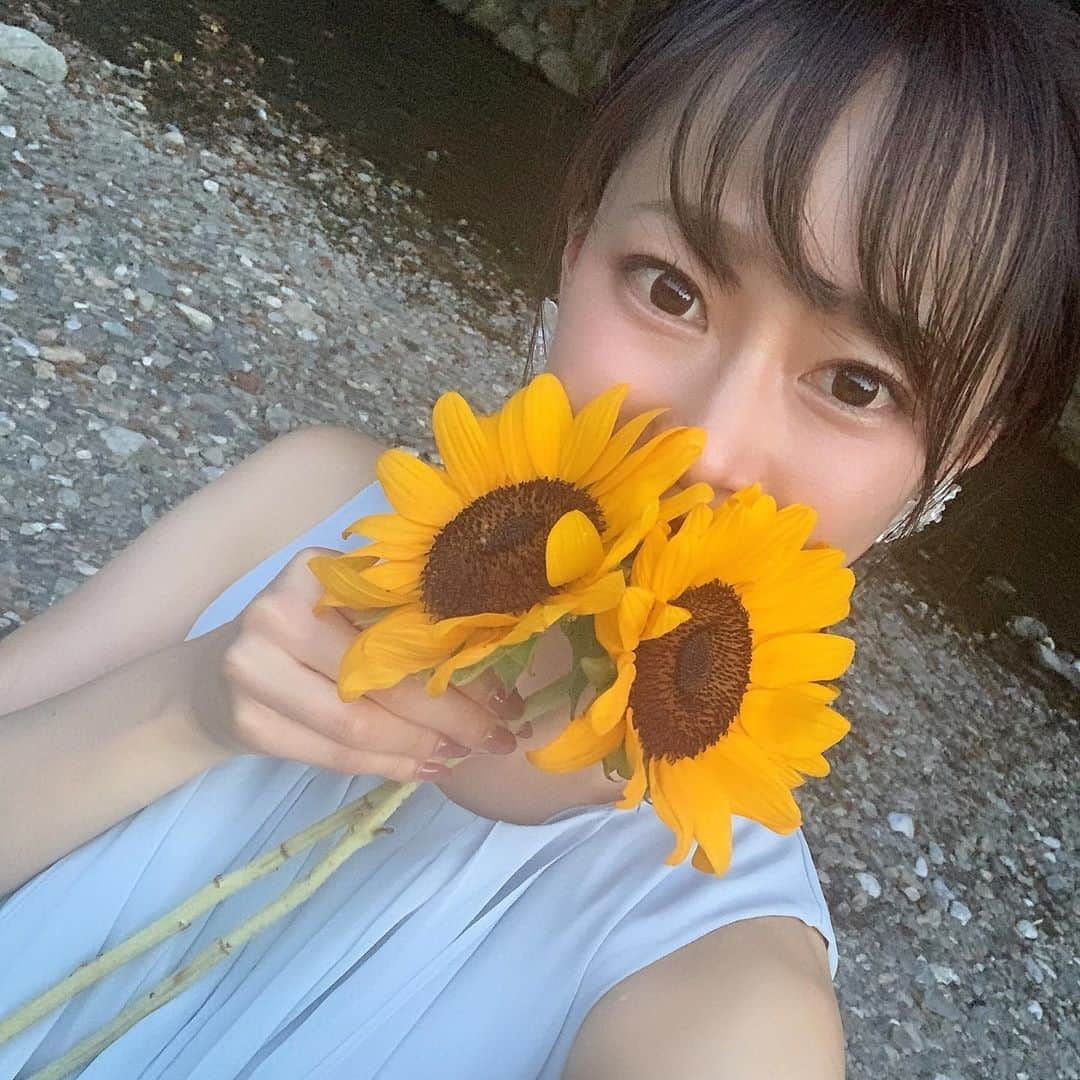 藤澤友千菜さんのインスタグラム写真 - (藤澤友千菜Instagram)「🌻 8.31 Last day of august 🌻🌻 * 今日は5時起き(◎ω◎) 茶柱のお散歩行って 茶柱はまた寝ちゃって(´0`)Zzz… 何だか久々に ゆっくりした朝を迎えている← みんな起きてる～??♥ #goodmorning  #lastsummer #happyday #followｍe #fashion #model #photo #instagood  #川 #撮影 #モデル #向日葵 #ひまわり #藤澤友千菜 #ミチフォト #ユチフォト #横瀬 #8月最終日 #フォロミー」8月31日 6時33分 - yuchina1207