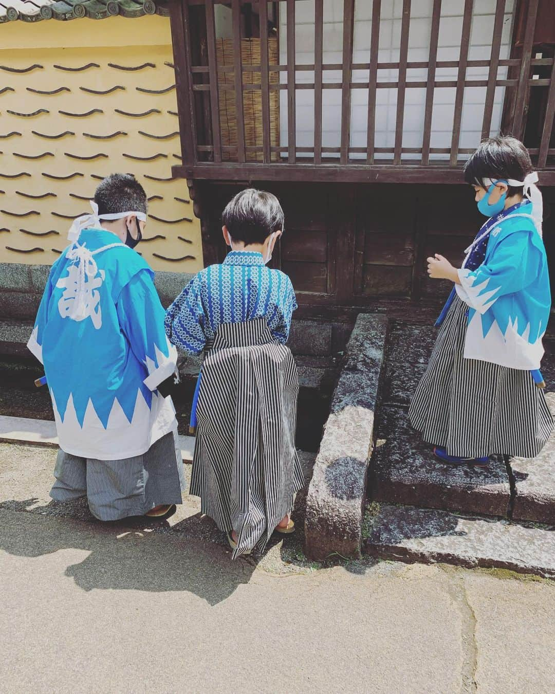 みかんさんのインスタグラム写真 - (みかんInstagram)「夏の思い出に👘🎐🍡🏮🏯 江戸ワンダーランドが激アツ💖 楽しすぎたぁーーー✨✨✨ 12年ぐらい前に一度行ったけど、8年前にリニューアルしてから、かなり良くなってたし、また家族や子供と楽しさが前より全然違った♬♬♬♬♬ 行ったらみんなコスプレして❤️ 自分も子供もこの猛暑で着物👘よく頑張ったと思うが、変身した方が何倍も雰囲気とか絶対、楽しめるから👍 また行こ🍊 #江戸ワンダーランド #日光江戸村 #楽しい #今度JINごっこしよ #変身が楽しいでありんす #寺子屋(笑)」8月31日 6時39分 - mikan02241984