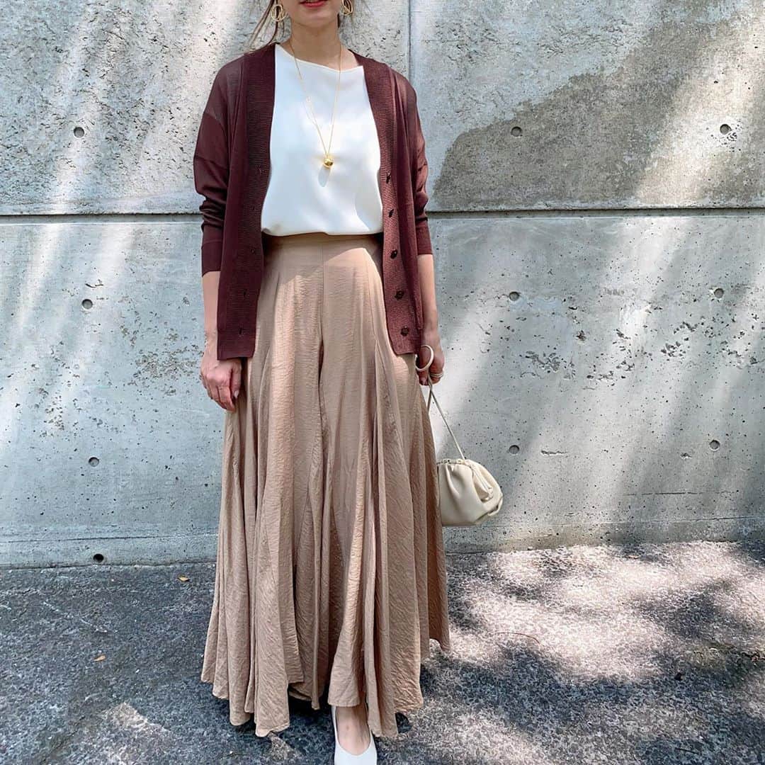 のインスタグラム：「残暑厳しい毎日だけど 今日で8月も終わり…  この時期、気になるのは 今からすぐ着れて 季節をまたいで長く使えるアイテム🍂    夏コーデにサラッと一枚羽織るだけで 秋っぽい雰囲気にしてくれるブラウンカーデ♡ シアーカーディガンなので まだまだ暑い今の季節の羽織にピッタリ✧* ( ¨̮ )  cardigan  @titivatejp  #リブ襟シアーカーディガン  #titivate #titivatestyle . . . #ponte_fashion #ママコーデ #ロングスカート#mineby3mootd#mamagirl #ブラウンコーデ#プチプラファッション#アラフォーコーデ#シアートップス#秋コーデ#シンプルコーデ」
