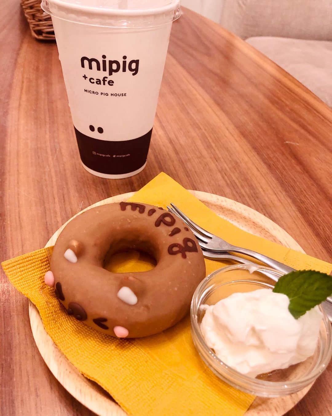 吉永愛さんのインスタグラム写真 - (吉永愛Instagram)「マイクロブタのあんこちゃん🐷 昨日は、思いたって以前から気になってたマイクロブタ専門店『mipig cafe』さんへ🐷 30分単位でご予約するシステムで、ワンドリンク注文して、マイクロブタちゃんたちと遊べます🐷 とても、懐っこくて…可愛いかったです❤️ @mipigcafe  #mipigcafe  #マイクロブタ  #目黒 #マイピッグカフェ  #カフェ巡り  #ぶた #ミニブタ」8月31日 7時00分 - a.i.yy