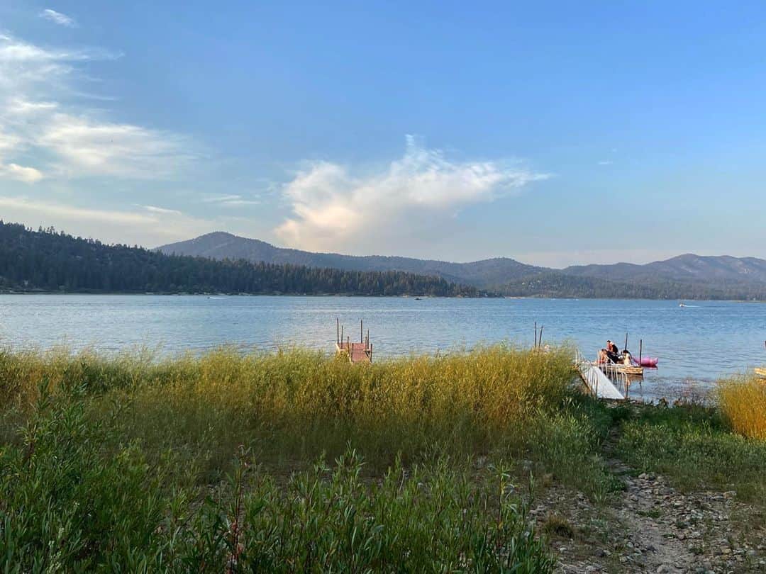 アリシア・デブナム・キャリーのインスタグラム：「Big Bear in August. 🌾」