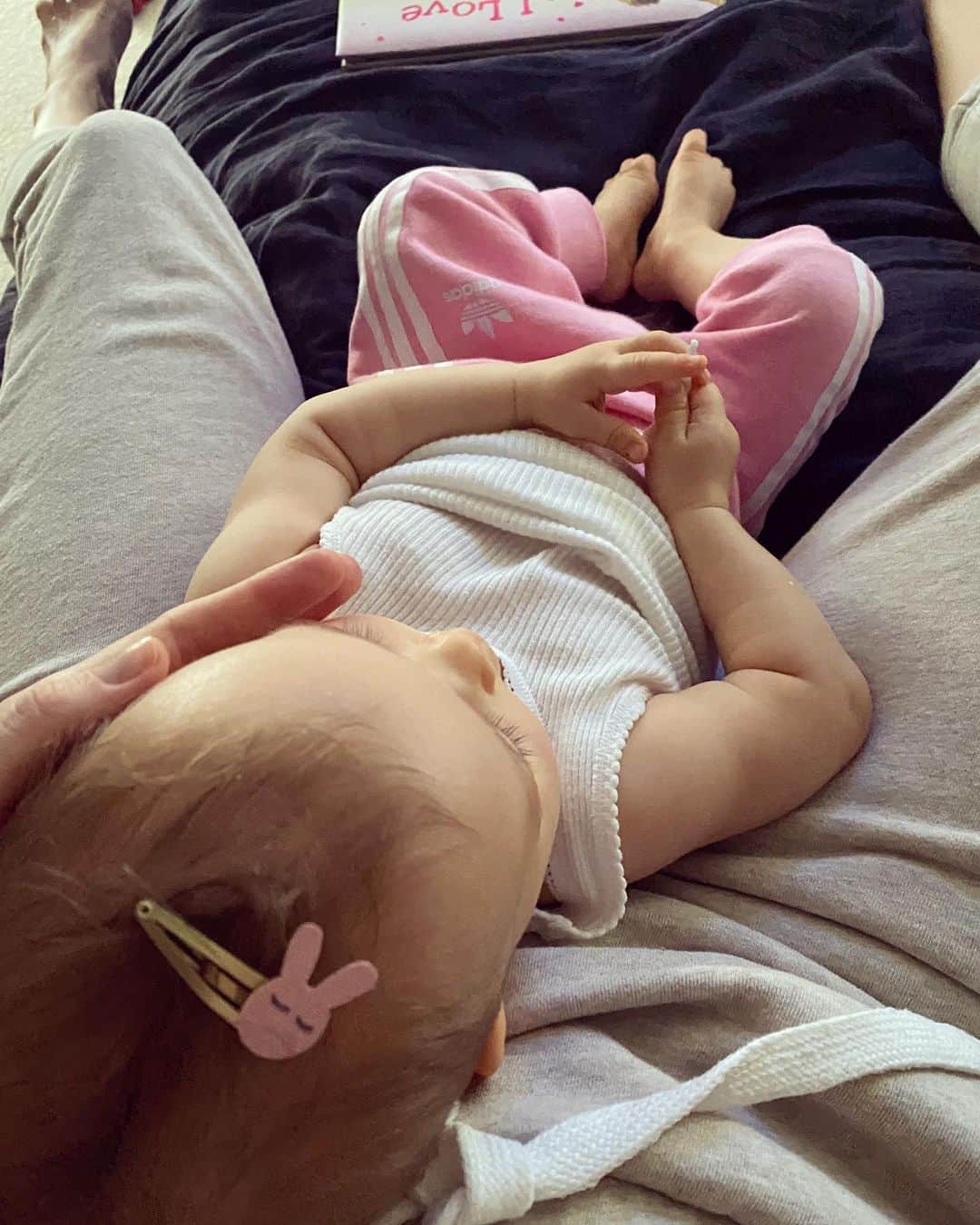 ジェニファー・ホーキンスのインスタグラム：「Cuddly morning over here 🥰💕」