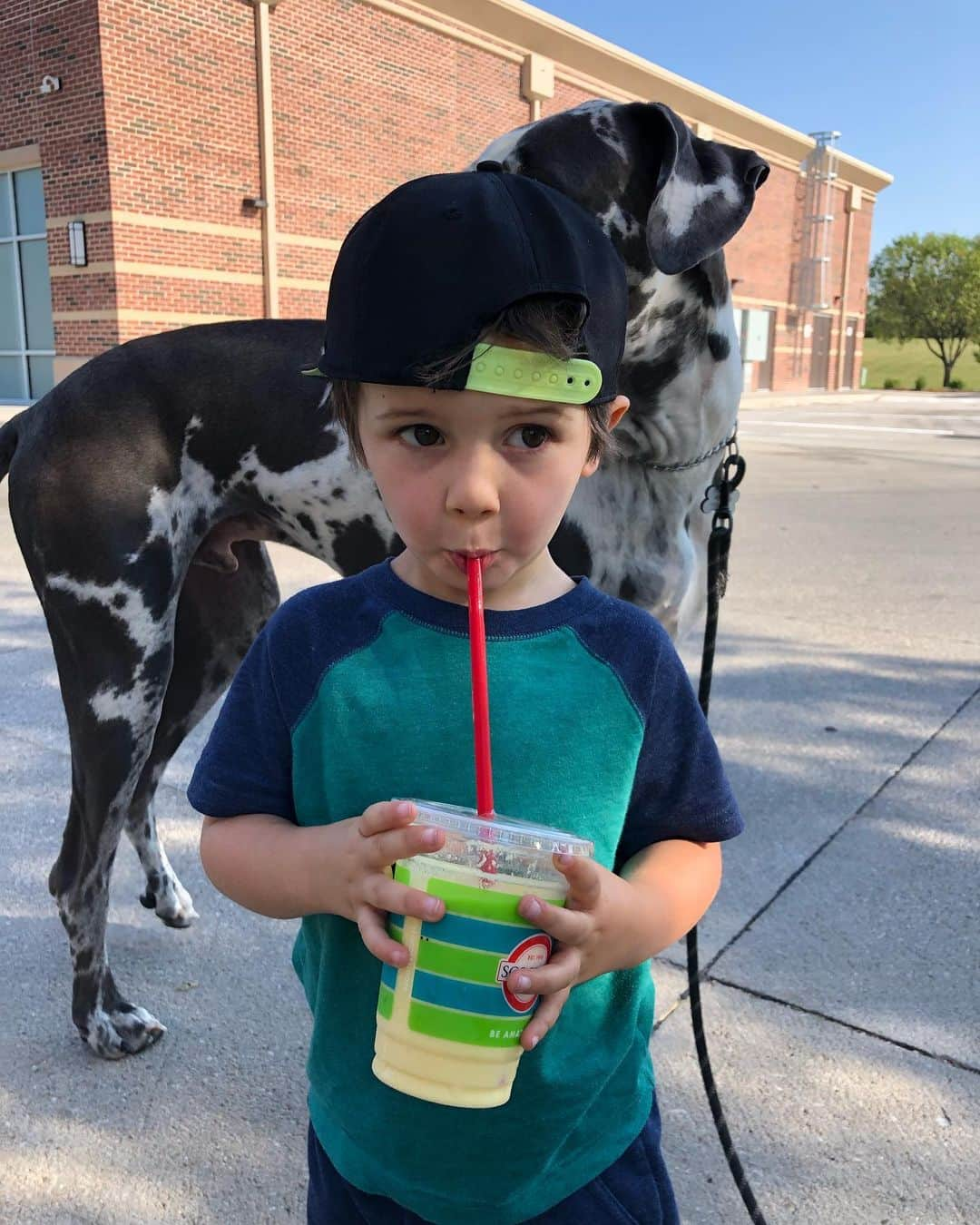 クリスティン・ヒルデブランドのインスタグラム：「Took a walk and decided to walk through the drive-through at Scooters. Rhett (2), at 5:10pm on a Sunday: “I’ll take a mango smoothie. My mom needs a coffee to wake up.” #andiorderedone 🤣💀💁🏼‍♀️」