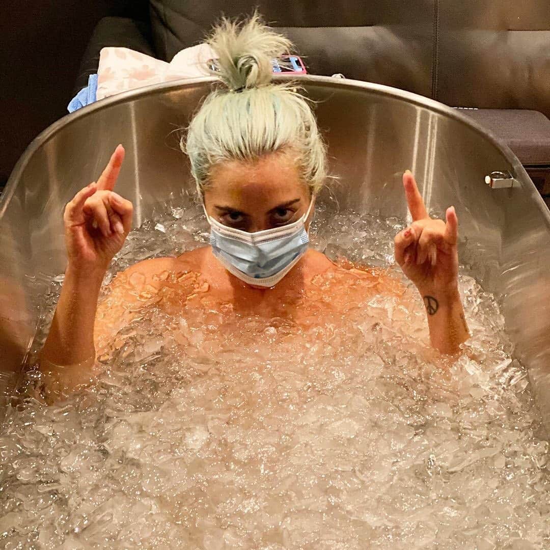 Dazed Magazineさんのインスタグラム写真 - (Dazed MagazineInstagram)「#SelfcareSunday🧊🥶   📹@ladygaga prepping for the #VMAs」8月31日 7時28分 - dazed