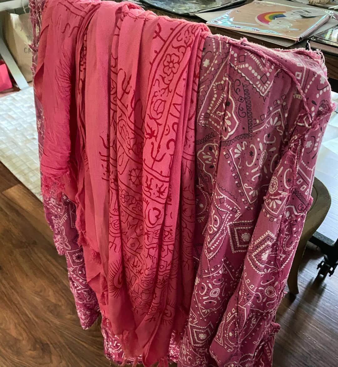 のインスタグラム：「Studio vibe... color inspiration everywhere 🌸🍉🍓. One of my favorite bandana shirt @magnoliapearl found @lamusehawaii #create #vision #inspire #pink #red #artist #artisan #jewelryasmedecinecm #lovewgatyoudo #womenwhocreate #studio #jewelry」
