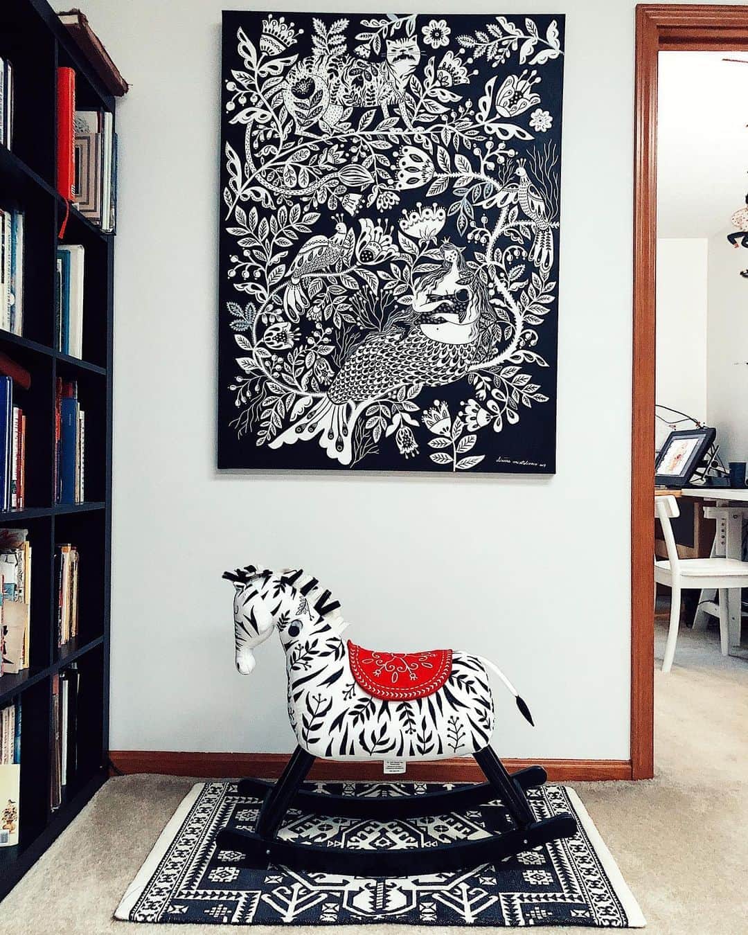 Dinara Mirtalipovaのインスタグラム：「I promise, I’m not a narcissist 😆 I’m simply out of good storage for all of my bigger art pieces. I feel when it’s displayed this way the art is more protected from the heat, mold or humidity. The problem is - I have started a few other bigger paintings and I’m running out of space in my house.  Where to keep it all 🤷🏻‍♀️」
