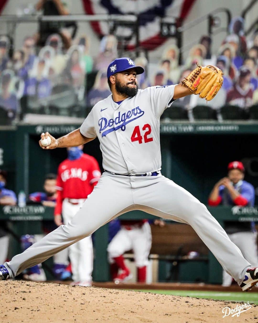 Los Angeles Dodgersさんのインスタグラム写真 - (Los Angeles DodgersInstagram)「42. ⁣ ⁣ Take a look at some of our favorite photos from this weekend honoring Jackie Robinson. #Jackie42」8月31日 7時40分 - dodgers