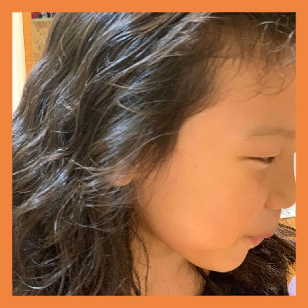 伊藤孝恵さんのインスタグラム写真 - (伊藤孝恵Instagram)「寝るときに三つ編みにして朝起きたらほどき「パーマみたい」と世紀の大発見のようにテンションあがる7歳。 はい、それ、ママもやりました。貧乏ソバージュと呼ばれています。  この髪をかきあげながら「ほら私って、すぐヤキモチついちゃうでしょ？！」と話すのが面白すぎて、ヤキモチは妬くんだよって、言い出せません。  #寝起き #世紀の大発見 #貧乏ソバージュ #昭和バブル #ネオソバージュ #かきあげ前髪 #やきもち  #長女語録 #参議院議員 #2児の母 #子育て #女の子ママ #伊藤孝恵」8月31日 7時41分 - itotakae