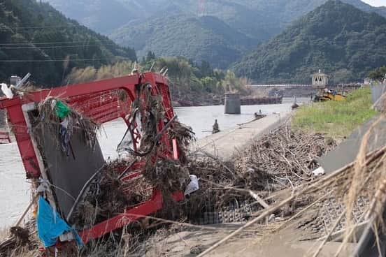 小林祐希のインスタグラム：「先月、大雨の影響で被害を受けた熊本の様子です。 佐賀で個人キャンプをして九州の人たちのあたたかさに触れたすぐ後の出来事だったので何か力になりたいと思って、ベルギーとオランダでプレーする選手何人かに声を掛けて募金をすることにしました。マネジメントや事務所の絡みもあって名前と金額は公表出来ないですが、皆快く賛同してくれました。  集めたお金の使い道はヴェルディ時代に一緒にプレーした巻誠一郎さんに委ねます。 巻誠一郎さんはSNSを通して現地の様子を発信し続けてくれているし、実際に被災地に自ら足を運んで復興支援のため尽力しています。  お金という形でしか協力出来ないのは残念ですが少しでも何かの足しになればと思います。 コロナ、大雨、猛暑と色々な事が重なって大変な時期ですが力を合わせて頑張っていきましょう。」