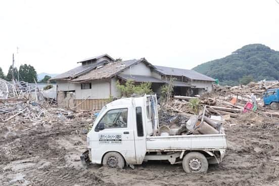 小林祐希さんのインスタグラム写真 - (小林祐希Instagram)「先月、大雨の影響で被害を受けた熊本の様子です。 佐賀で個人キャンプをして九州の人たちのあたたかさに触れたすぐ後の出来事だったので何か力になりたいと思って、ベルギーとオランダでプレーする選手何人かに声を掛けて募金をすることにしました。マネジメントや事務所の絡みもあって名前と金額は公表出来ないですが、皆快く賛同してくれました。  集めたお金の使い道はヴェルディ時代に一緒にプレーした巻誠一郎さんに委ねます。 巻誠一郎さんはSNSを通して現地の様子を発信し続けてくれているし、実際に被災地に自ら足を運んで復興支援のため尽力しています。  お金という形でしか協力出来ないのは残念ですが少しでも何かの足しになればと思います。 コロナ、大雨、猛暑と色々な事が重なって大変な時期ですが力を合わせて頑張っていきましょう。」8月31日 7時41分 - 4yuki.kobayashi