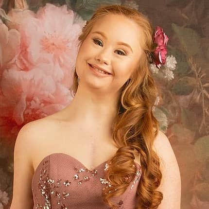 マデリン・スチュアートのインスタグラム：「I thought it was time to put a little sparkle into the week.  Photo by @magicmomentsbymichele  HMUA @ritamakeupartist  Dress @promgirlxo  #inclusion #diversity #downsyndrome #promgirl #madelinestuart #disabilty #weareone #love #pic」