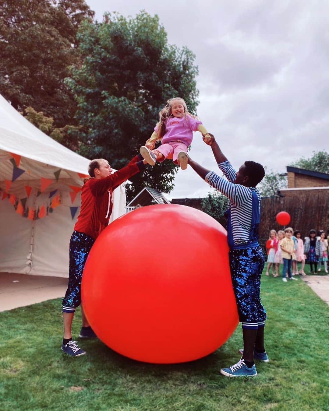 SOPHIA WEBSTERさんのインスタグラム写真 - (SOPHIA WEBSTERInstagram)「My crazy, clever, lovely little rocket of a daughter Miss Bibi Blossom turned 6 yesterday 🌸🚀💜.. a day late to post but we were having too much fun. 🎈   Big thank you to @LucasJetParties for an unforgettable garden circus for Bibi and her besties who were well & truly mesmerised! .. it really was the greatest show❣️🎪💫  🎩🤹‍♂️- @lucasjetparties @jony_juggler  🎂- @dawnsdreamcakes  🍦- @rossis_of_london  🦒🐼🐘- @theprettypandashop」8月30日 22時54分 - sophiawebster