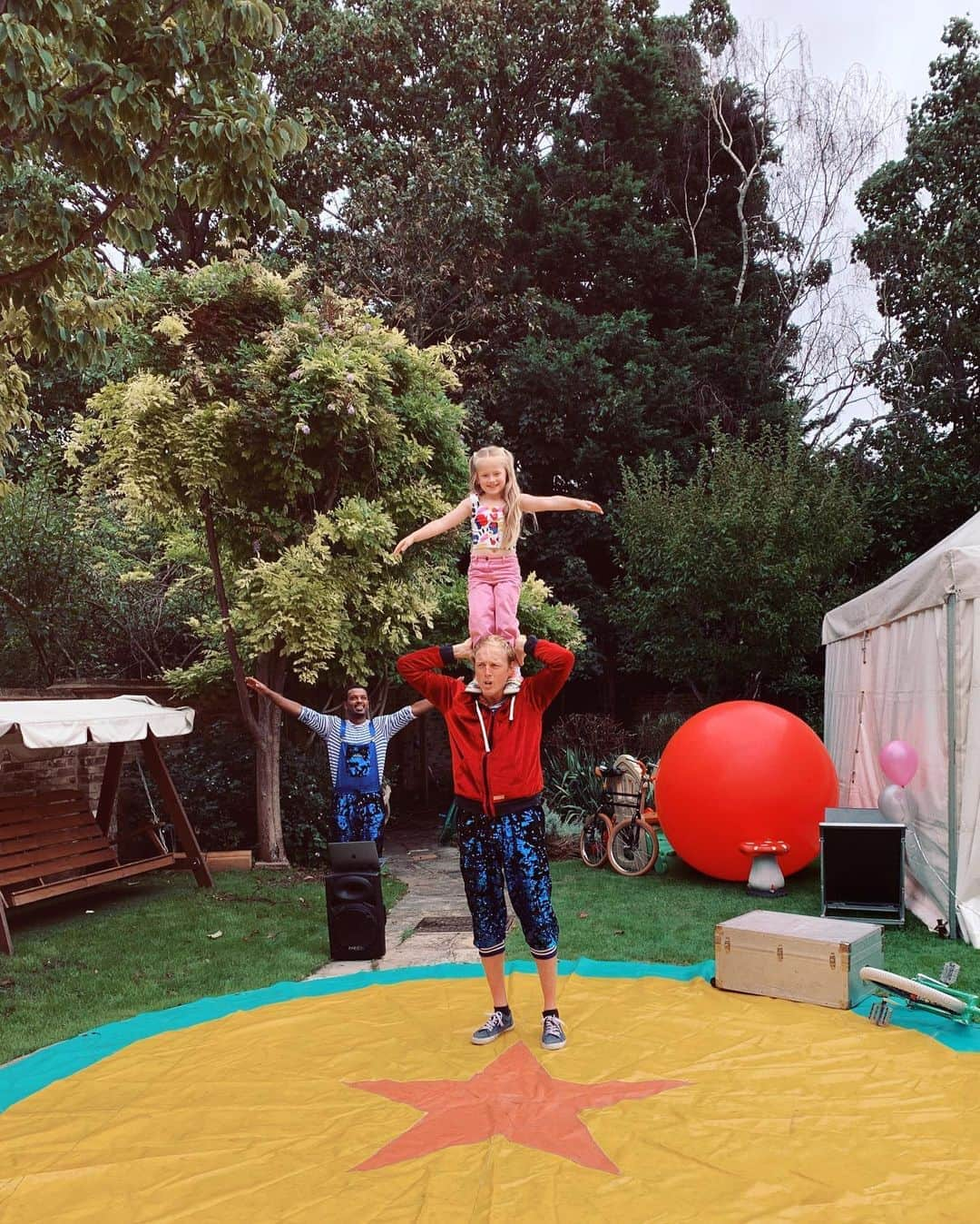 SOPHIA WEBSTERさんのインスタグラム写真 - (SOPHIA WEBSTERInstagram)「My crazy, clever, lovely little rocket of a daughter Miss Bibi Blossom turned 6 yesterday 🌸🚀💜.. a day late to post but we were having too much fun. 🎈   Big thank you to @LucasJetParties for an unforgettable garden circus for Bibi and her besties who were well & truly mesmerised! .. it really was the greatest show❣️🎪💫  🎩🤹‍♂️- @lucasjetparties @jony_juggler  🎂- @dawnsdreamcakes  🍦- @rossis_of_london  🦒🐼🐘- @theprettypandashop」8月30日 22時54分 - sophiawebster