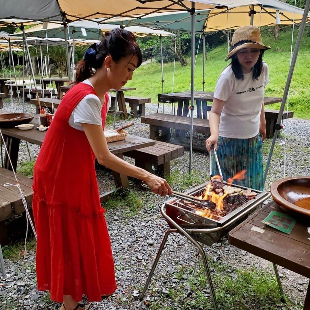 永倉由季さんのインスタグラム写真 - (永倉由季Instagram)「.﻿ .﻿ 【大切なお仕事仲間さん& ライン@スタート】﻿ ﻿ 　　　　　　　　　　　　﻿ お仕事仲間さんと﻿ 久しぶりにリフレッシュしてきました🎵﻿ ﻿ 　　　　　　　　　　　　　﻿ 爆笑する人がいれば﻿ 　　　　　　　　　　　　　　﻿ これでもはしゃいでるねん！って﻿ 言う人もいれば　　﻿ 　　　　　　　　　　﻿ 嬉しくて泣き出す人もいれば色々。﻿ 　　　　　　　　　﻿ 　　　　　　　　　　　　　　　　﻿ 静かな自然の中で﻿ 私たちの通る声だけが響いていました😆﻿ ﻿ 　　　　　　　　　　﻿ 自己開示したり﻿ 泣いたり笑ったりして ほんっと忙しい笑﻿ ﻿ 　　　　　　　　　　　　　　　﻿ 何かあったら守りたいと思うし﻿ 何かあったら守ってほしいと思える﻿ 　　　　　　　　　　　　﻿ 大切なお仕事仲間さんとの﻿ 時間でした♡﻿ ﻿ ________________________________﻿ 　　　　　　　　　　﻿ ﻿ そして﻿ 遅ればせながらLINE@をスタートします。﻿ ﻿  ﻿ 日頃のSNSでは公開しない﻿ 仕事現場や﻿ 今日のようなプライベートの様子﻿ ﻿ 　　　　　　　　　　　　　　　﻿ 話し方・魅せ方のノウハウ﻿ 顔タイプ診断のことなどを﻿ お届けしてゆきます✨﻿ ﻿ 　　　　　　　　　　　　　　﻿ ㊙️写真や動画もアップします！﻿ 　　﻿ 　　　　　　　　　　　　　　　﻿ 素敵な活動をしている友人も﻿ ご紹介してゆきますので﻿ 友達登録してくださいね✨﻿ 　　　　　　﻿ 　　　　　　　　　　　　　　﻿ ✅　LINE @ ↓ ↓﻿ 　　　　　　　　　﻿ https://lin.ee/v5onXnt﻿ 　　　　　　　　　　　﻿ ﻿ リンクはコメント欄にも載せておきます。﻿ ﻿ ﻿ ✅写真いっぱいアメブロ更新　↓﻿ 　　　　　　　　　　﻿ http://ameblo.jp/naga-yuki/﻿ ﻿ ﻿ #ラジオパーソナリティ﻿ #フリーアナウンサー﻿ #塩田えみ﻿ #建川文女﻿ #広瀬奈美﻿ #永倉由季﻿ #お仕事仲間　#大切﻿ #個性バラバラ #泣いて笑って﻿ #静かな場所﻿ #声通る﻿ #大自然　#リフレッシュ﻿ #感染症対策 #line  #ラインアット」8月30日 22時47分 - yuki_nagakura67