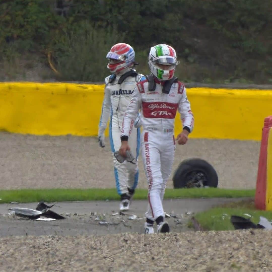 F1さんのインスタグラム写真 - (F1Instagram)「Both Antonio Giovinazzi and George Russell walk away from their incident in sector 3 👍⁣⁣ ⁣⁣ Giovinazzi collided with the wall while Russell got taken off while trying to avoid debris⁣⁣ ⁣⁣ #F1 #Formula1 #BelgianGP」8月30日 22時47分 - f1
